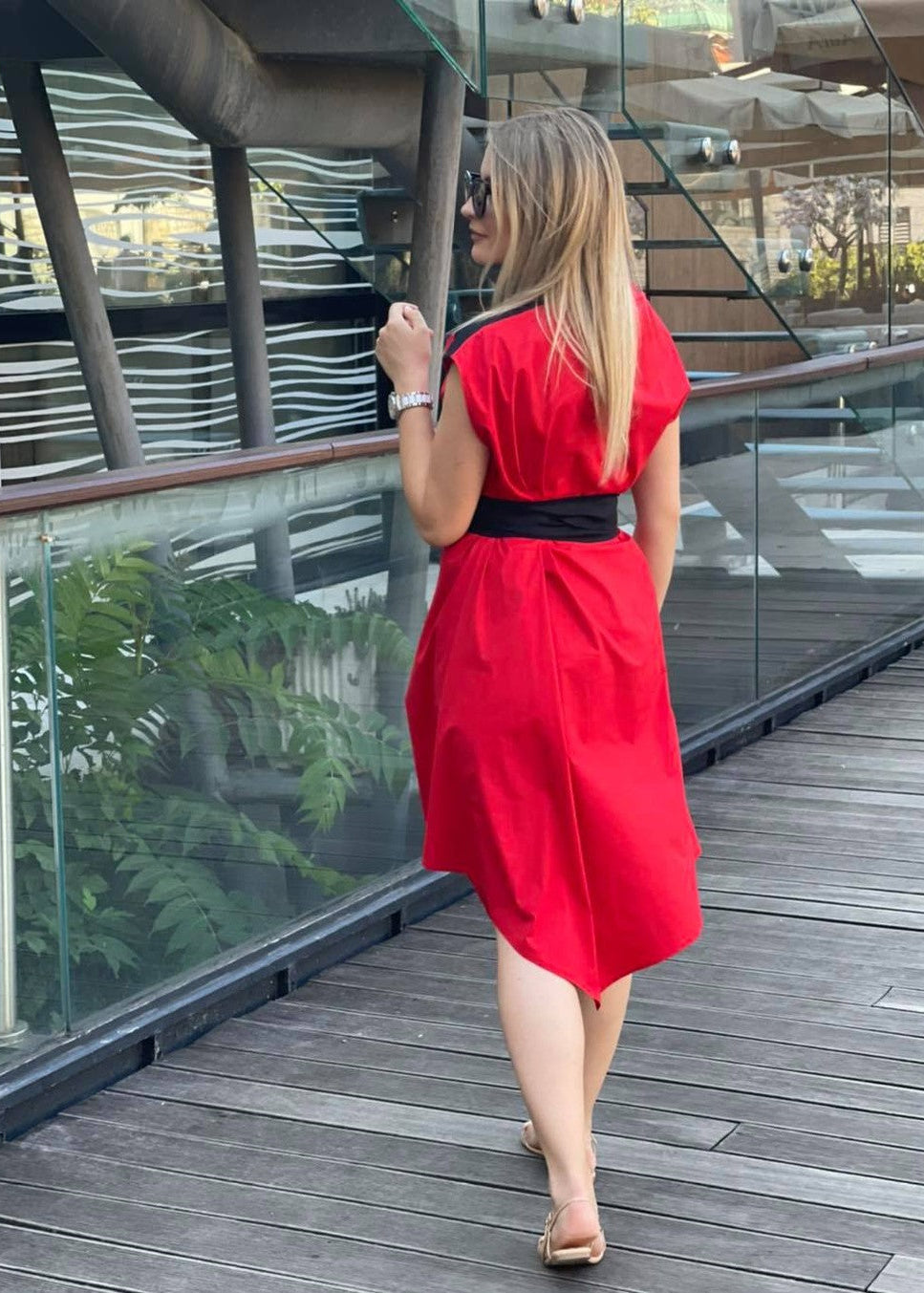 Haljina Eda – Crvena midi haljina s crnim detaljima i pojasom