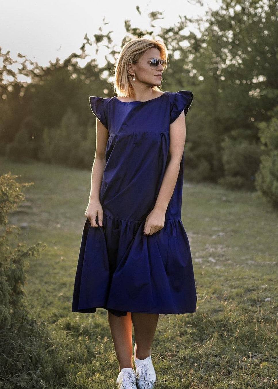 Haljina Diva s volanom u tamno plavoj boji, midi dužina, lepršavi rukavi i A-kroj- ALLURE