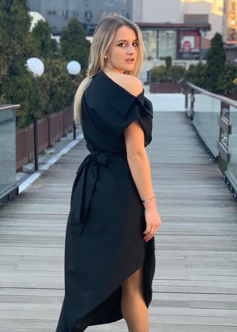Haljina Atena – Ženska crna haljina s jednim ramenom i remenom