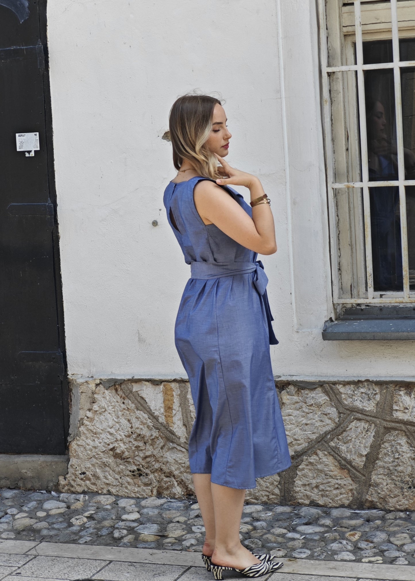 Žena nosi Jana plava haljina — Jana plava haljina — elegantna silueta, bočna strana