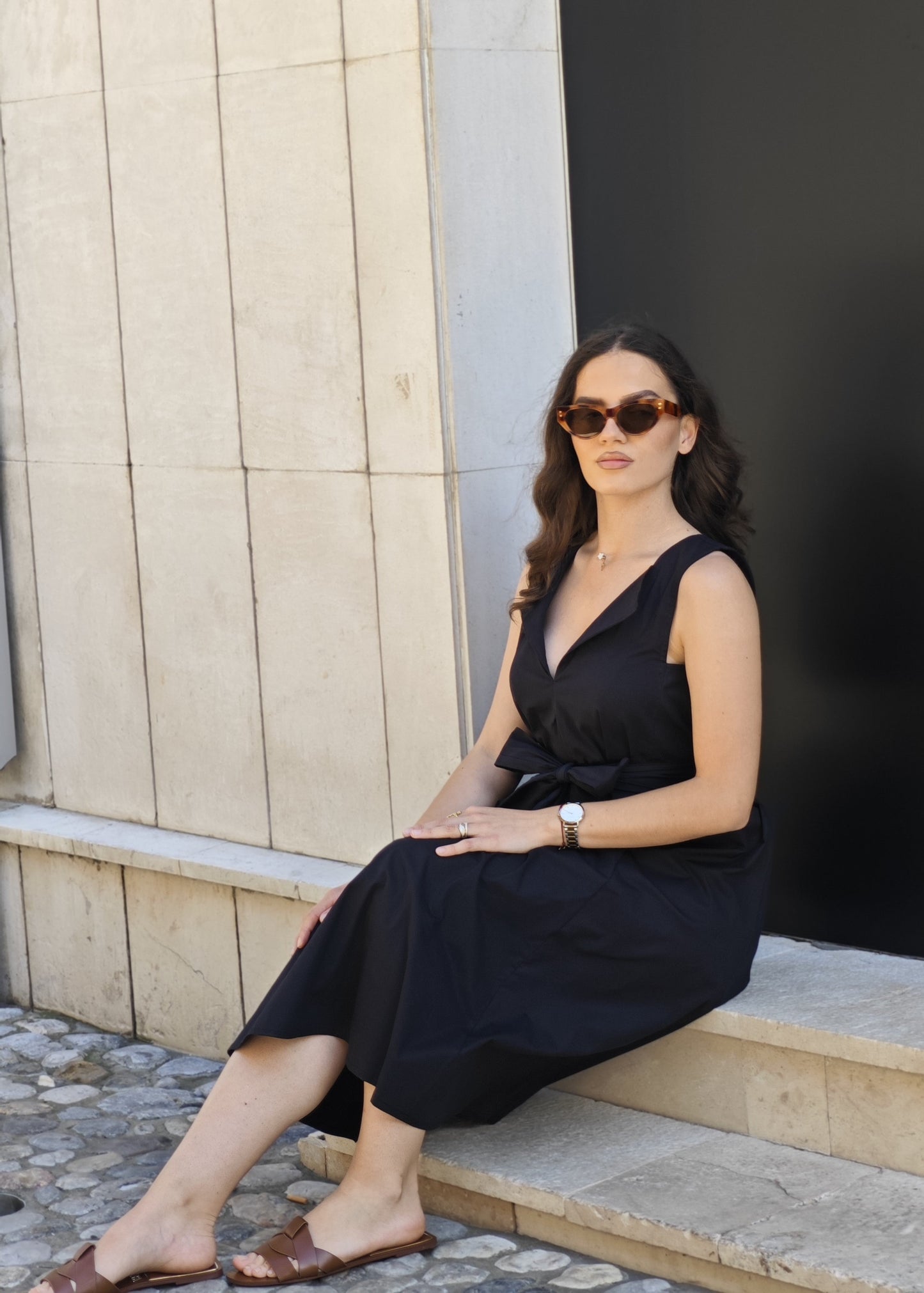 Jana crna haljina — sjedeći pogled, puni izgled s detaljima kroja