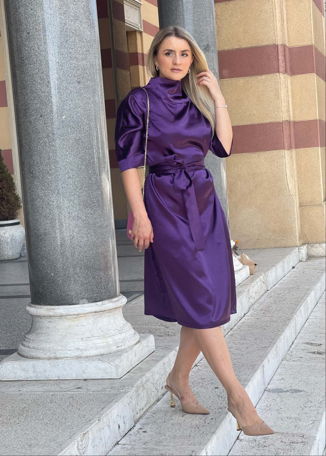 Elegantna satenska ljubičasta midi haljina Revija s okovratnikom i pojasom u struku.