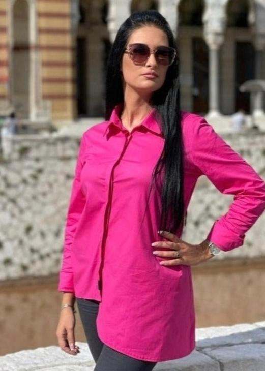 Asimetrična Košulja Allure duža roze i bijela košulja s asimetričnim donjim rubom i dugim rukavima