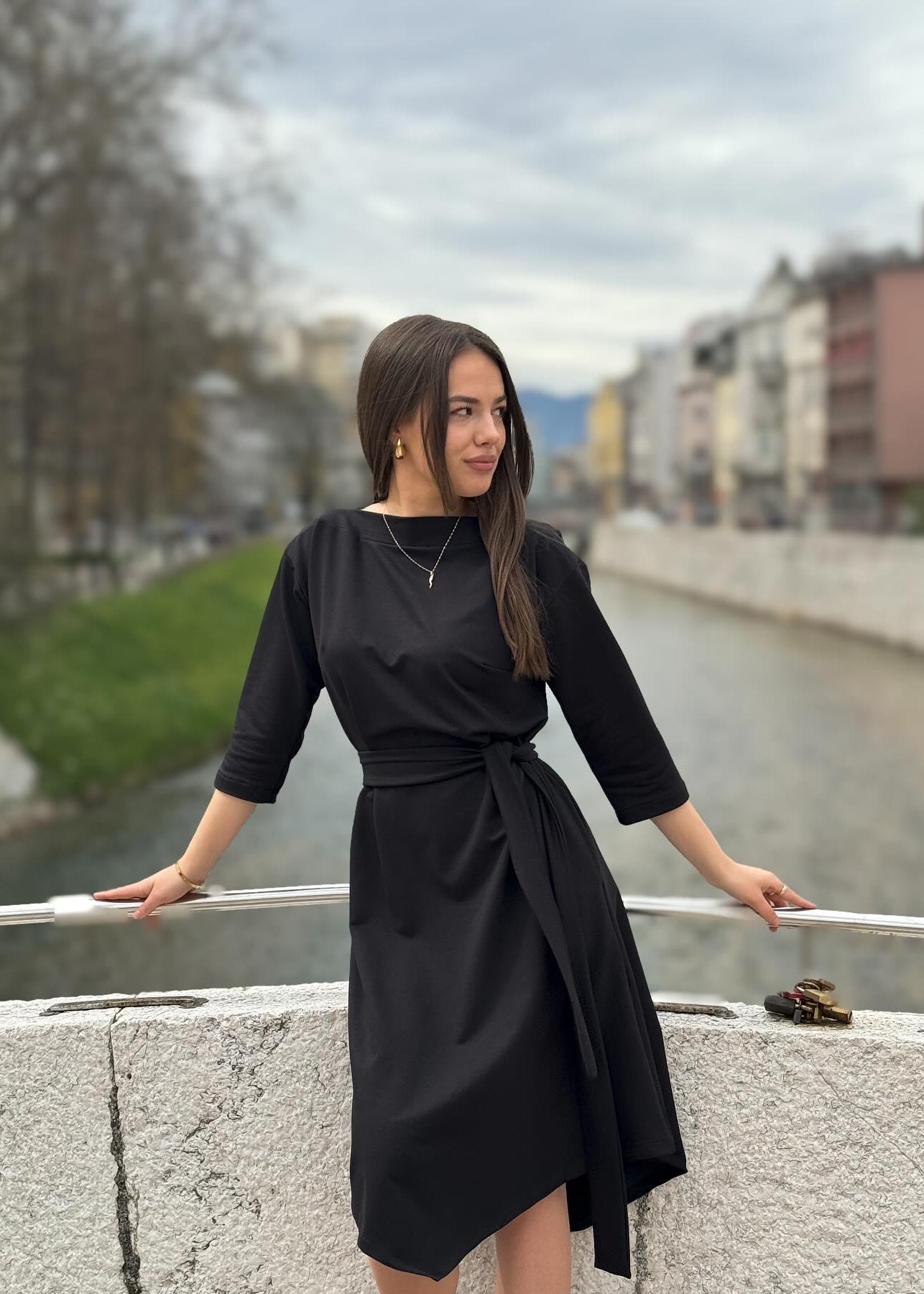 Haljina V – Ženska midi haljina s pojasom, bež i crna