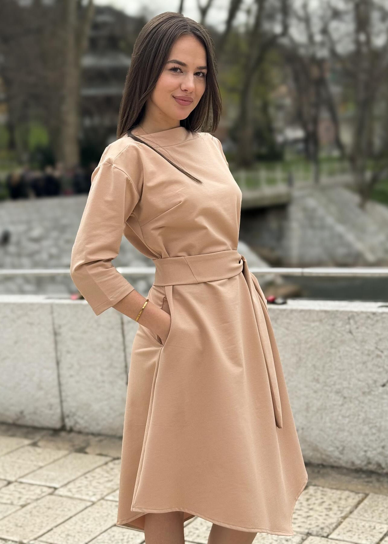 Haljina V – Ženska midi haljina s pojasom, bež i crna