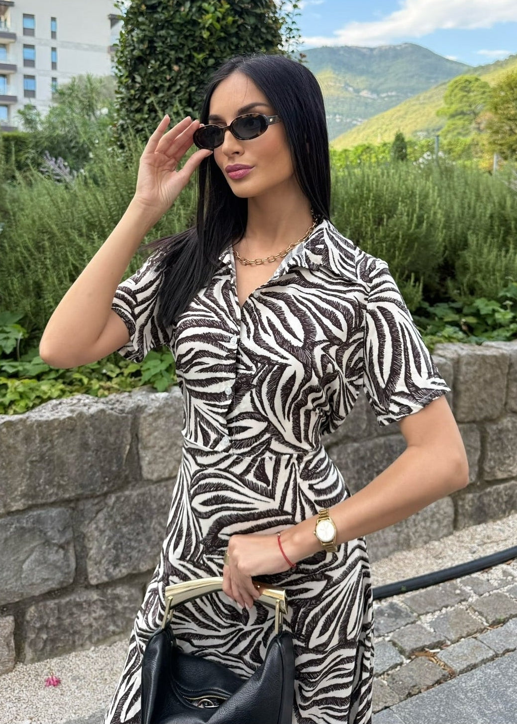 Haljina Isa – Ženska midi haljina od viskoza sa zebra uzorkom i V izrezom