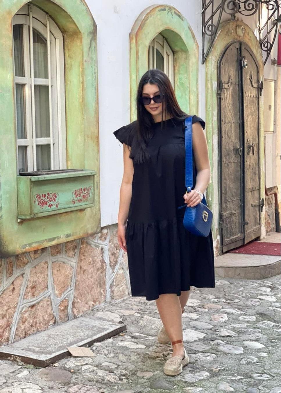 Haljina Diva s volanom u  crnoj boji, midi dužina, lepršavi rukavi i A-kroj- ALLURE