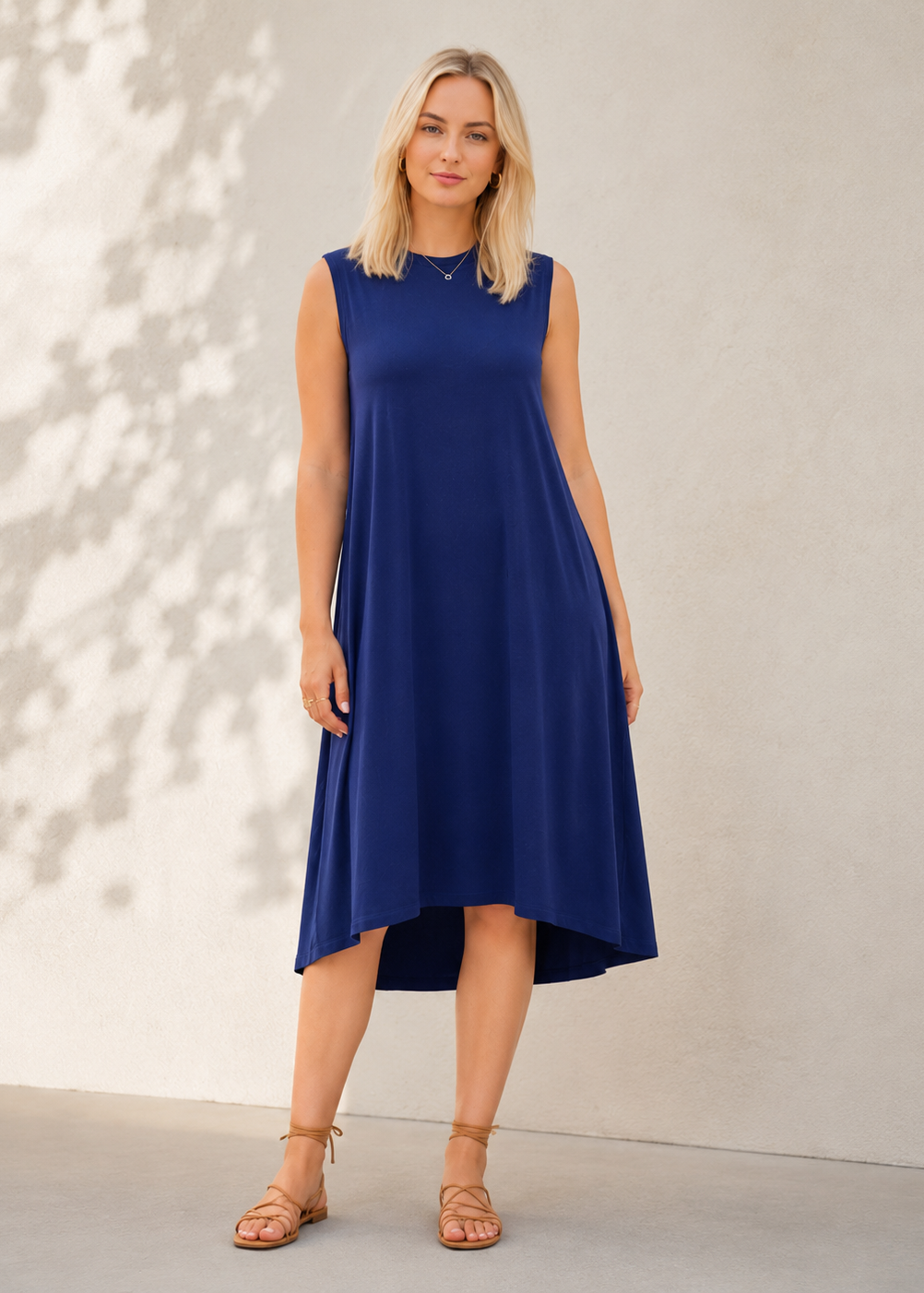 Asimetrična plava haljina – plus size model, elegantna ljetna haljina