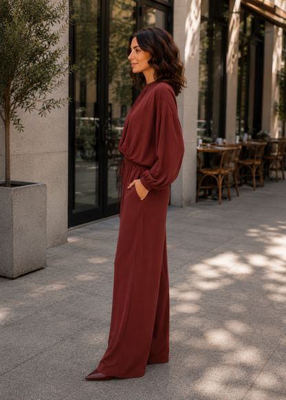 Bordo viskozni set - model stoji bočno na ulici, pogled cijele figure