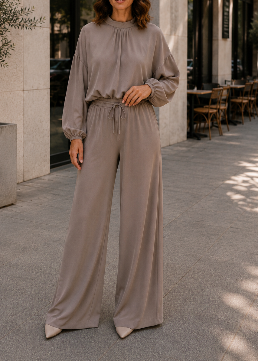Taupe viskozni set - model stoji ispred zgrade, prednji pogled cijele figure