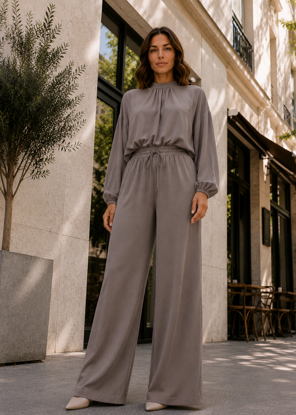 Taupe viskozni set - model u punom setu na ulici, pogled cijele figure