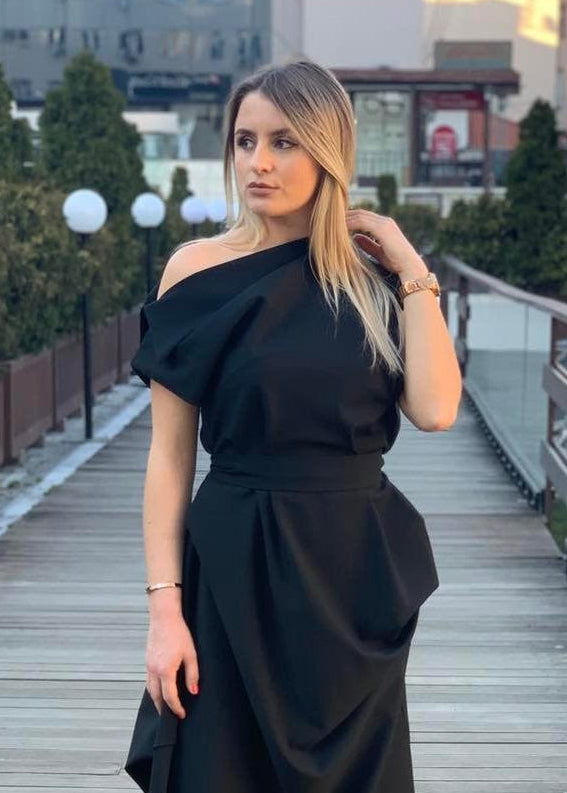 Haljina Atena – Ženska crna haljina s jednim ramenom i remenom