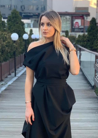 Haljina Atena – Ženska crna haljina s jednim ramenom i remenom