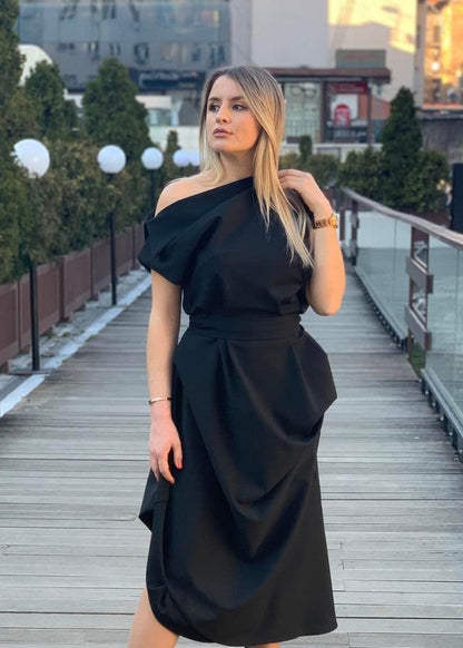 Haljina Atena – Ženska crna haljina s jednim ramenom i remenom