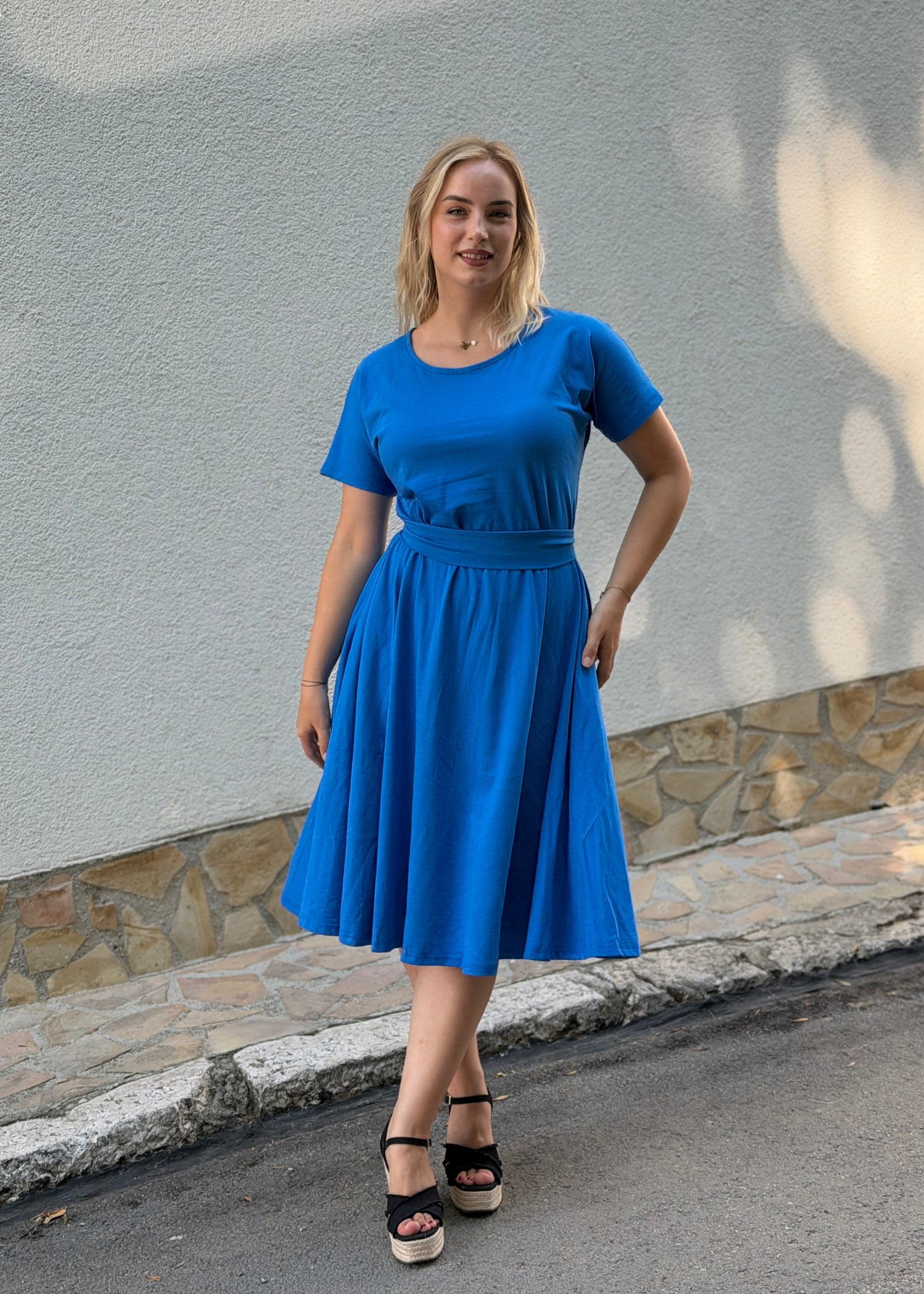 Haljina GLOK plava – bočni pogled s vezanjem u struku, A-linija kroj u kraljevsko plavoj boji