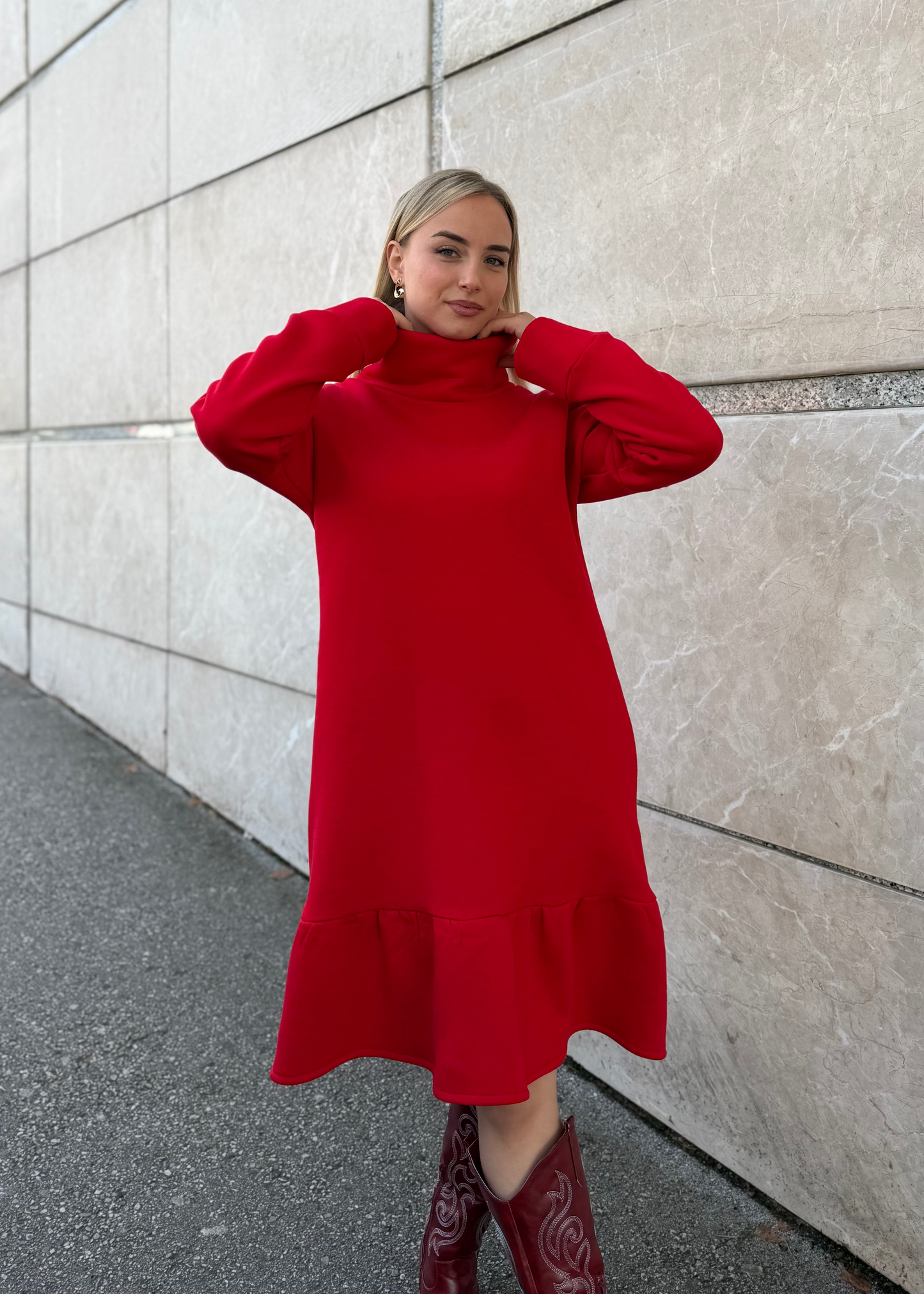 Crvena pamučna haljina Demy – 90% pamuk, 10% elastan, elegantni rastezljivi kroj 