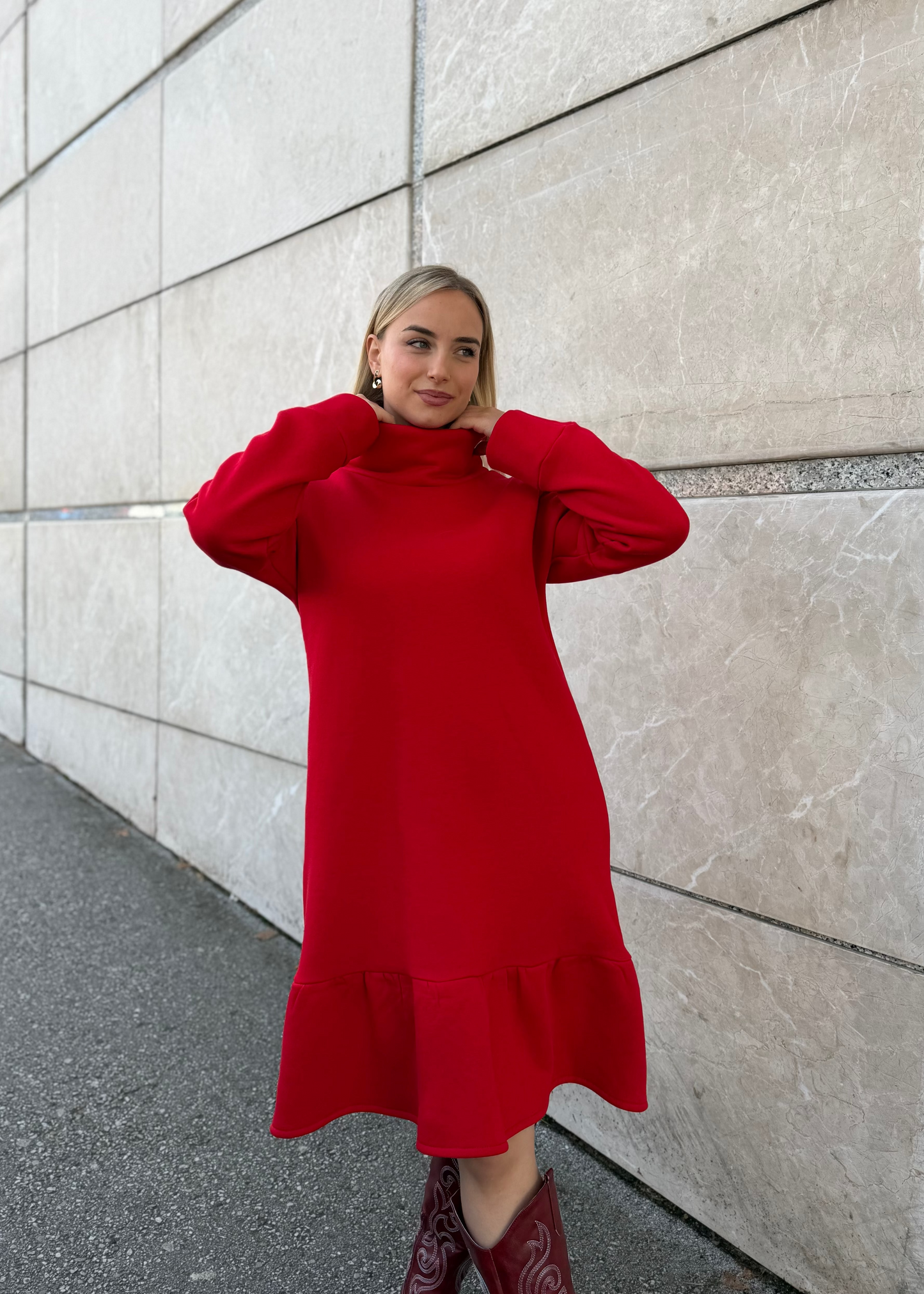 Crvena pamučna haljina Demy – 90% pamuk, 10% elastan, elegantni rastezljivi kroj 