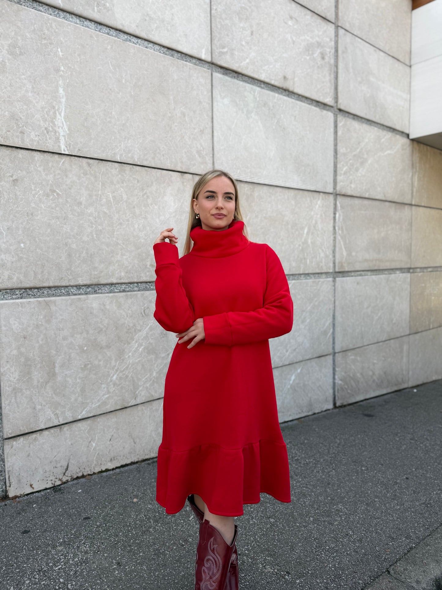 Crvena pamučna haljina Demy – 90% pamuk, 10% elastan, elegantni rastezljivi kroj 