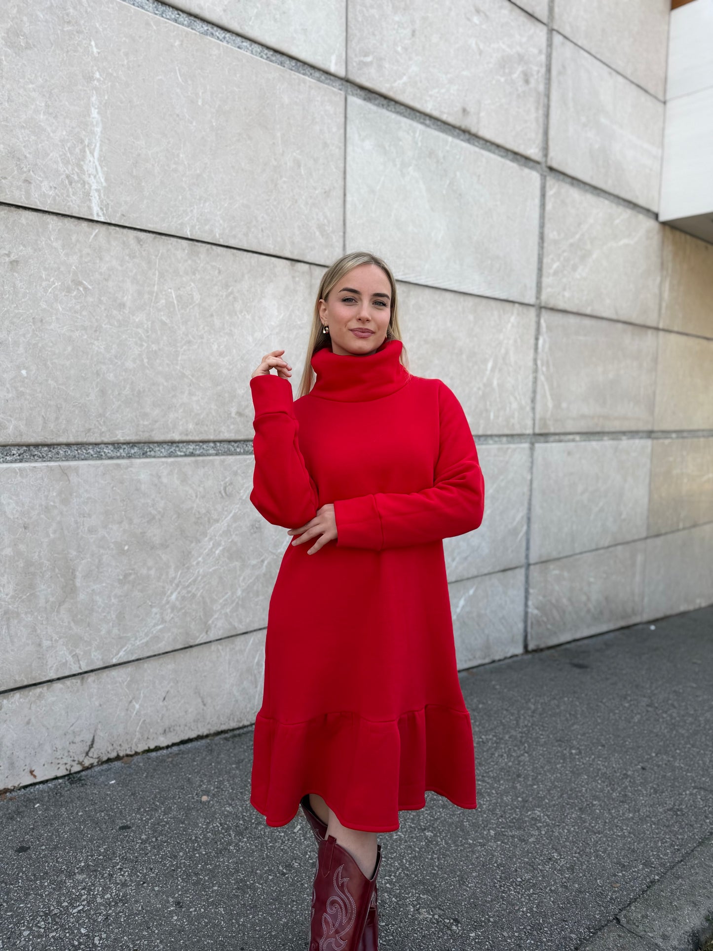 Crvena pamučna haljina Demy – 90% pamuk, 10% elastan, elegantni rastezljivi kroj 