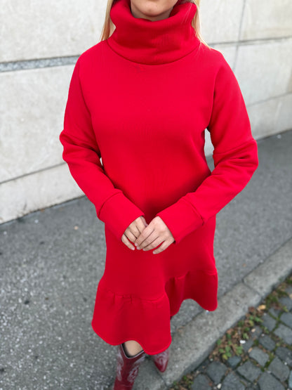 Žena u crvenoj rolka haljini Demy s volanom u ulici.