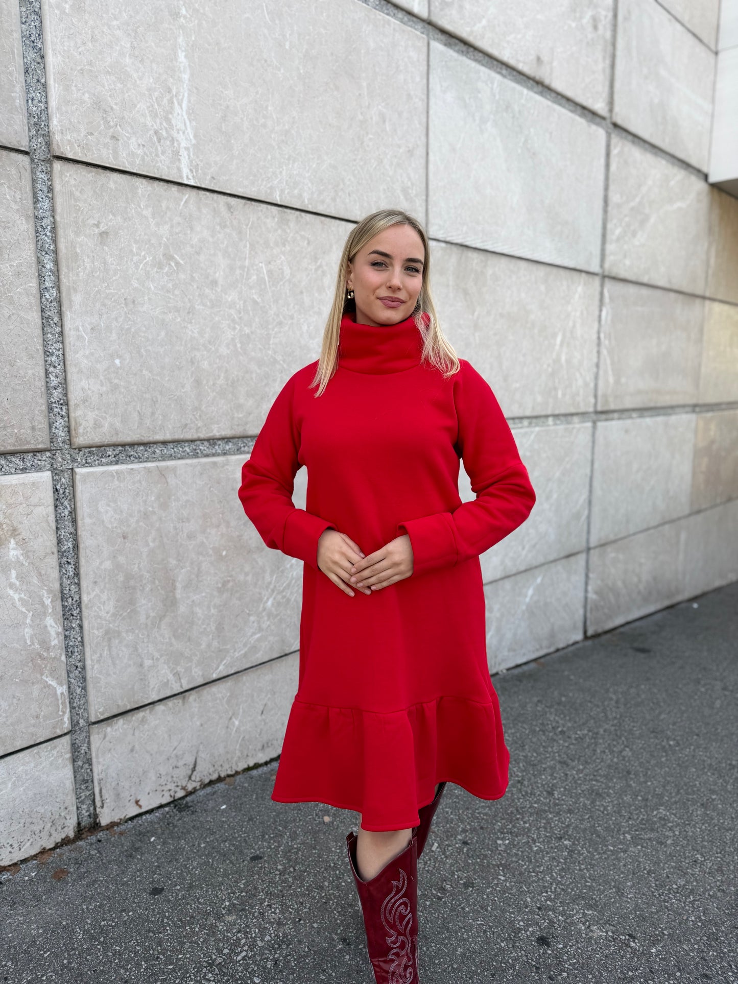 Crvena pamučna haljina Demy – 90% pamuk, 10% elastan, elegantni rastezljivi kroj 