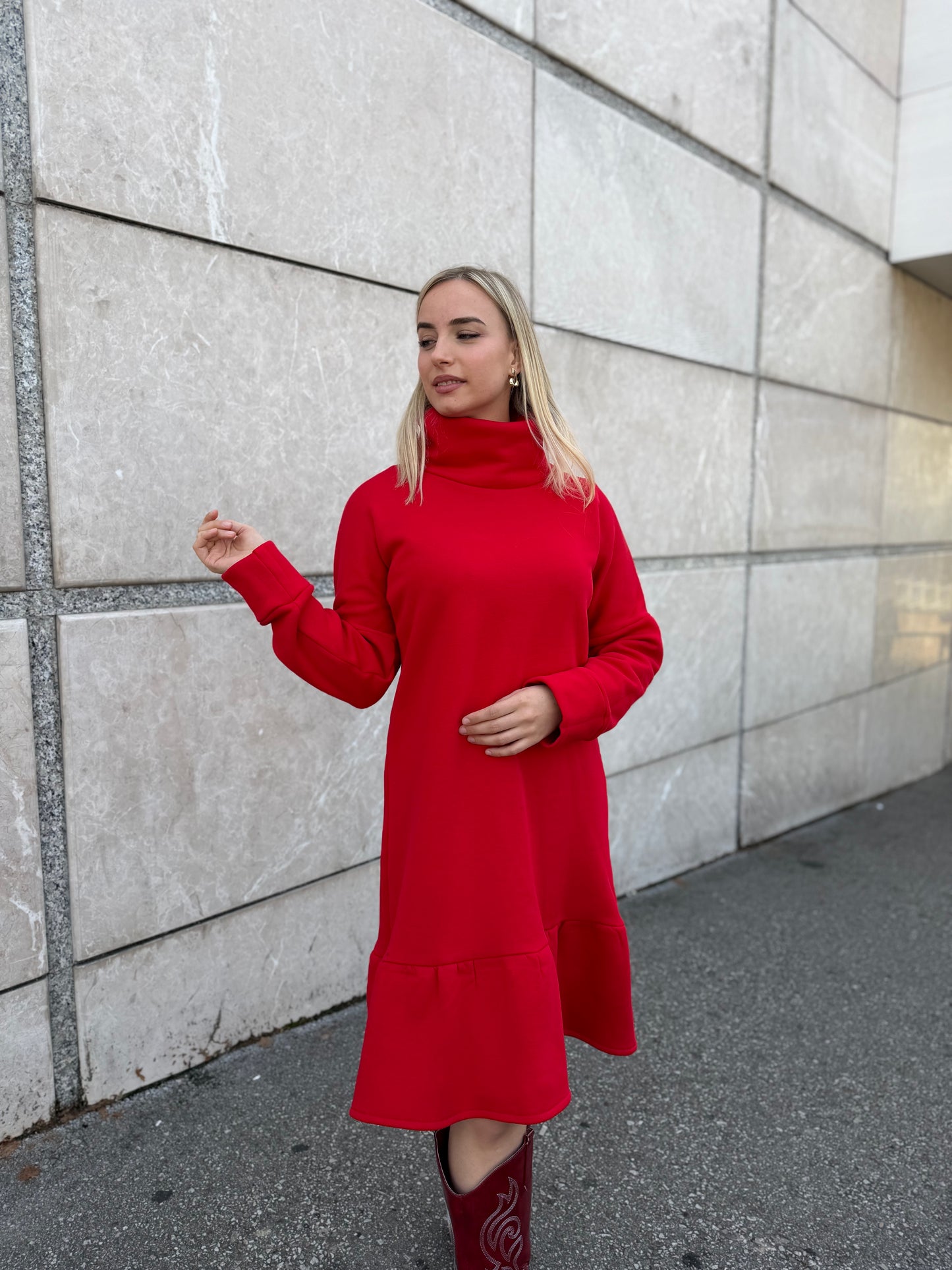 Crvena pamučna haljina Demy – 90% pamuk, 10% elastan, elegantni rastezljivi kroj 