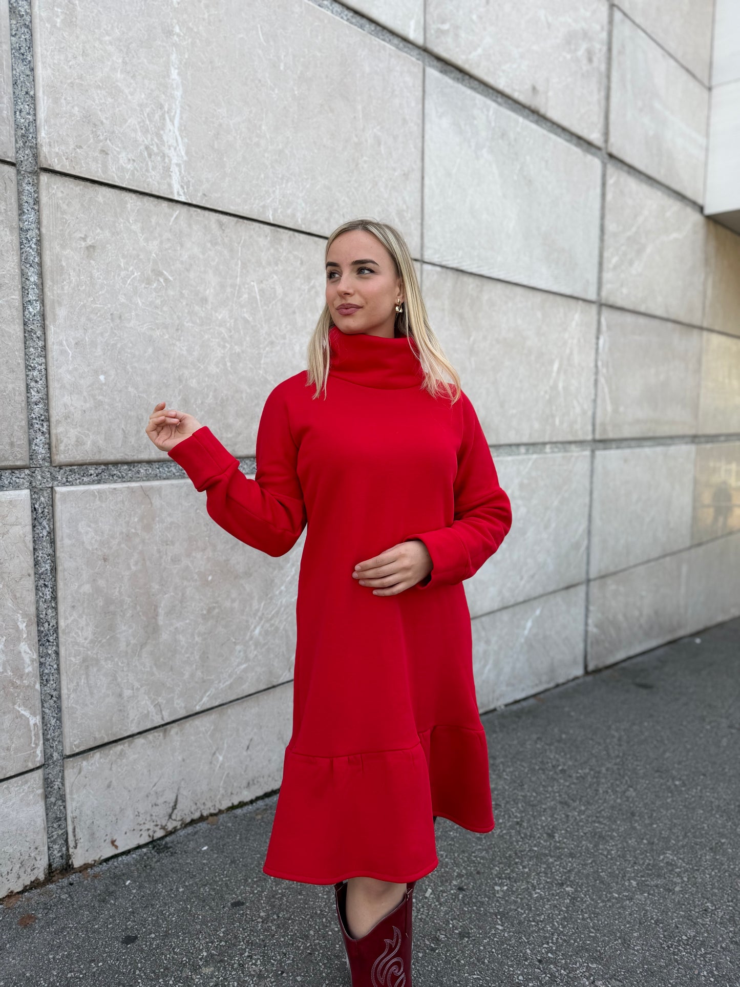 Crvena pamučna haljina Demy – 90% pamuk, 10% elastan, elegantni rastezljivi kroj 