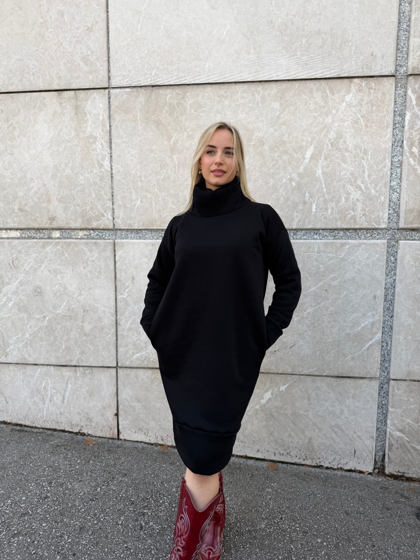 Jasna crna pamučna haljina – 90% pamuk, 10% elastan Bezvremenski kroj i udobnost 