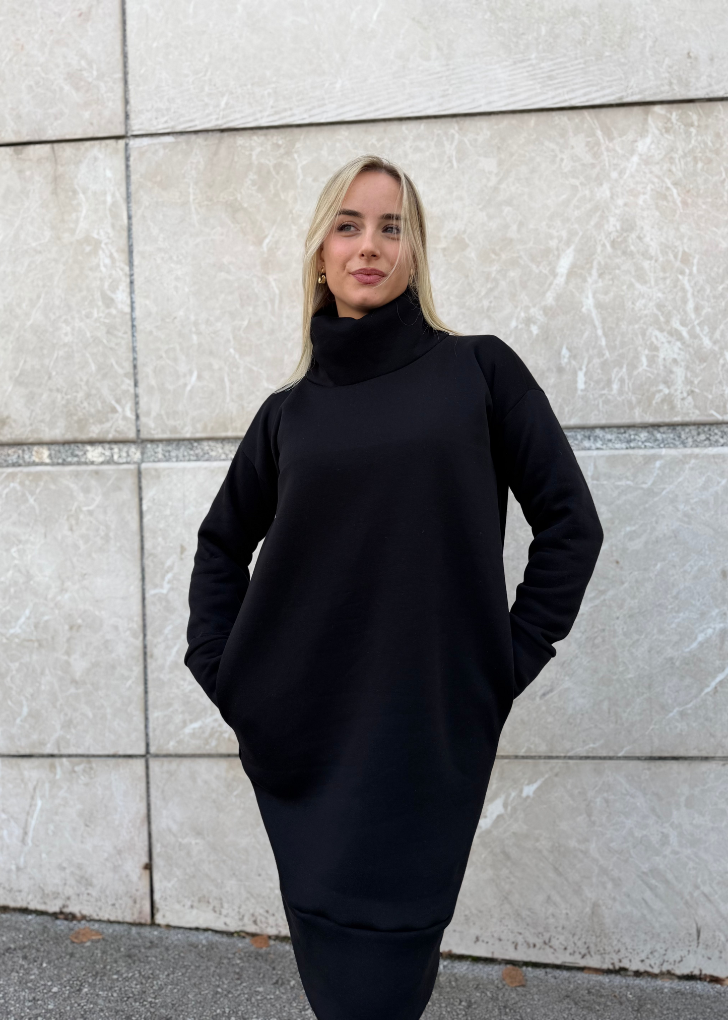 Jasna crna pamučna haljina – 90% pamuk, 10% elastan Bezvremenski kroj i udobnost 