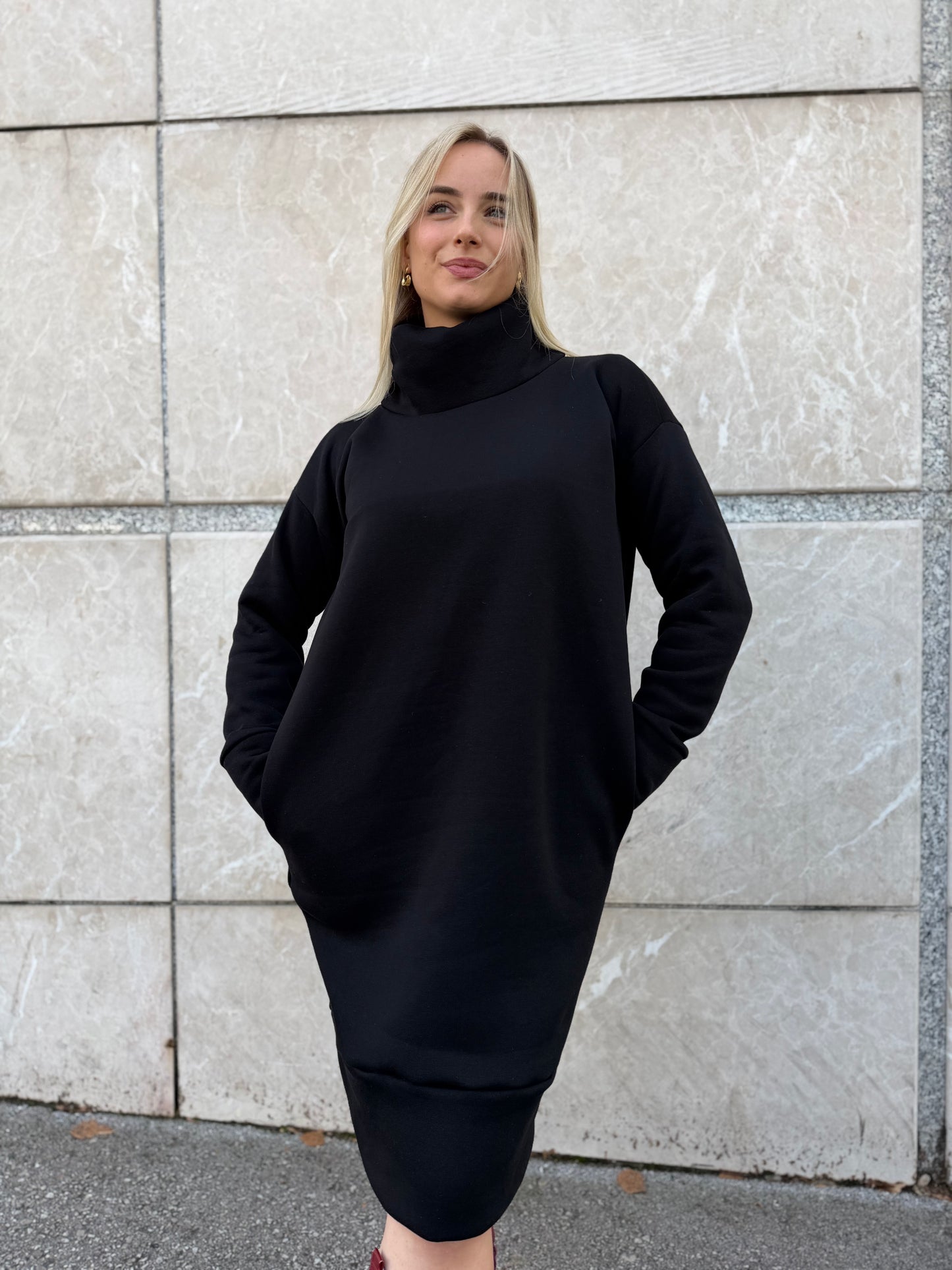 Jasna crna pamučna haljina – 90% pamuk, 10% elastan Bezvremenski kroj i udobnost 