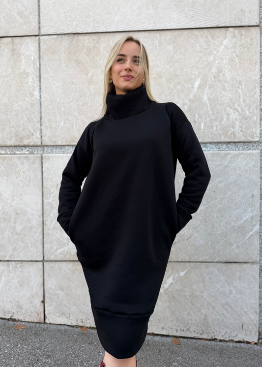 Jasna crna pamučna haljina – 90% pamuk, 10% elastan Bezvremenski kroj i udobnost 