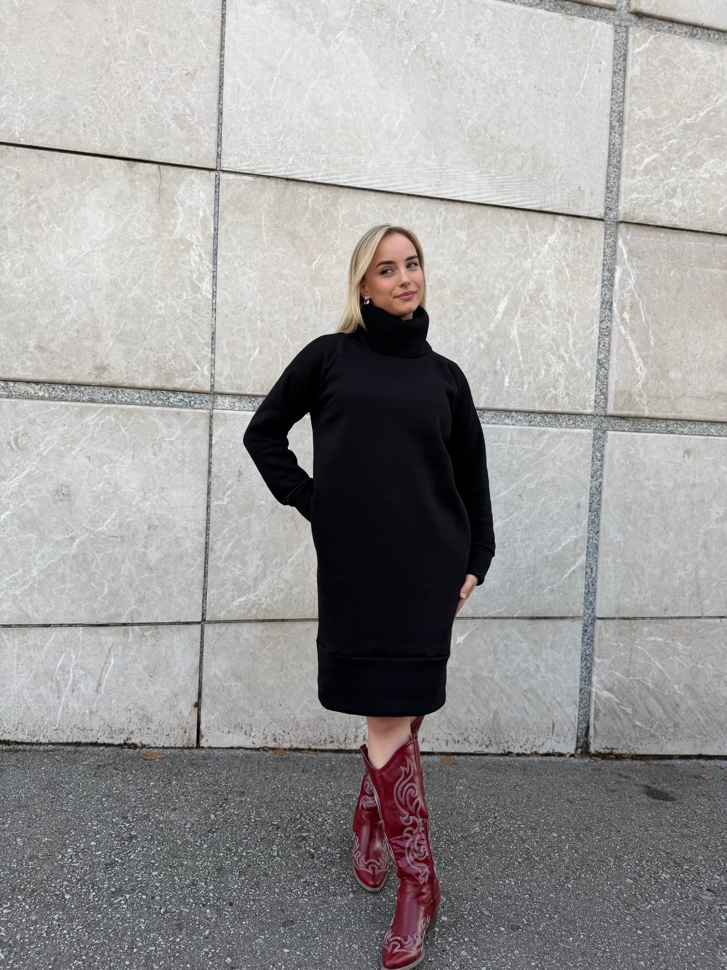 Jasna crna pamučna haljina – 90% pamuk, 10% elastan Bezvremenski kroj i udobnost 