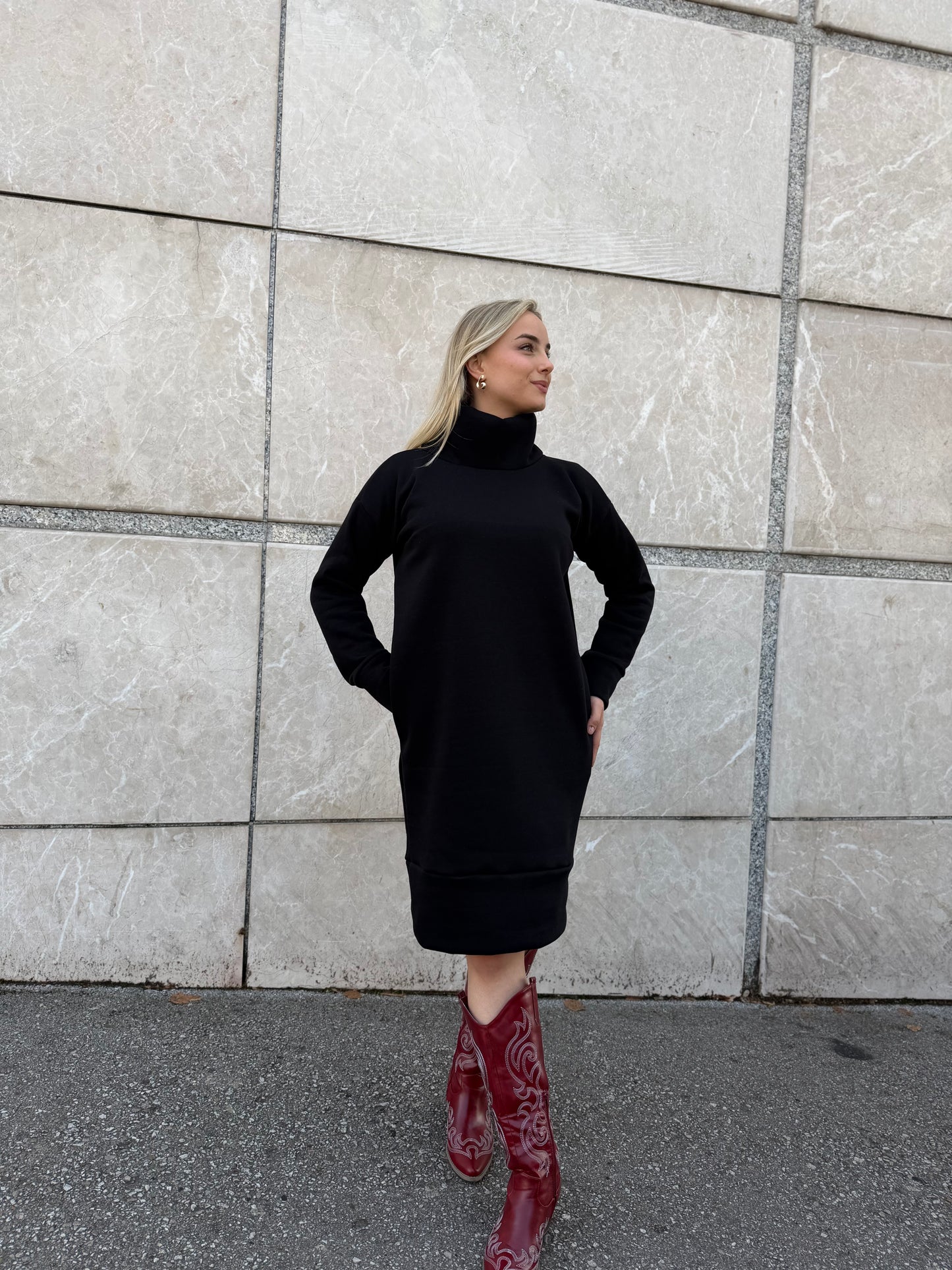 Jasna crna pamučna haljina – 90% pamuk, 10% elastan Bezvremenski kroj i udobnost 