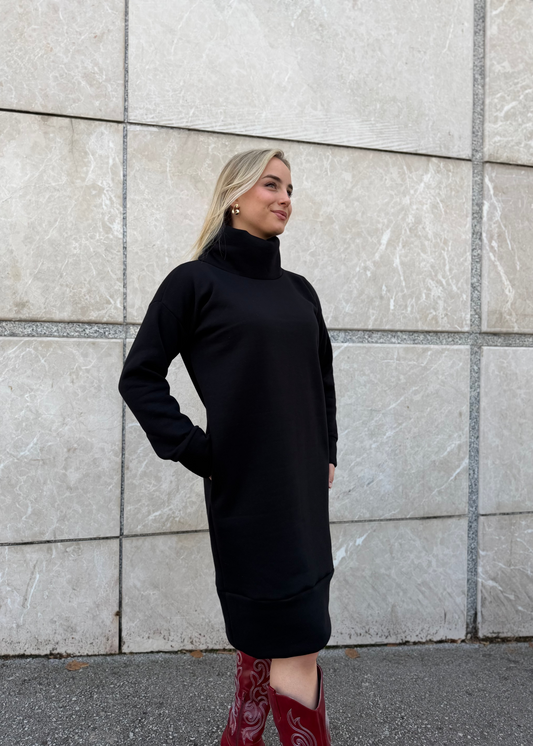 Jasna crna pamučna haljina – 90% pamuk, 10% elastan Bezvremenski kroj i udobnost 