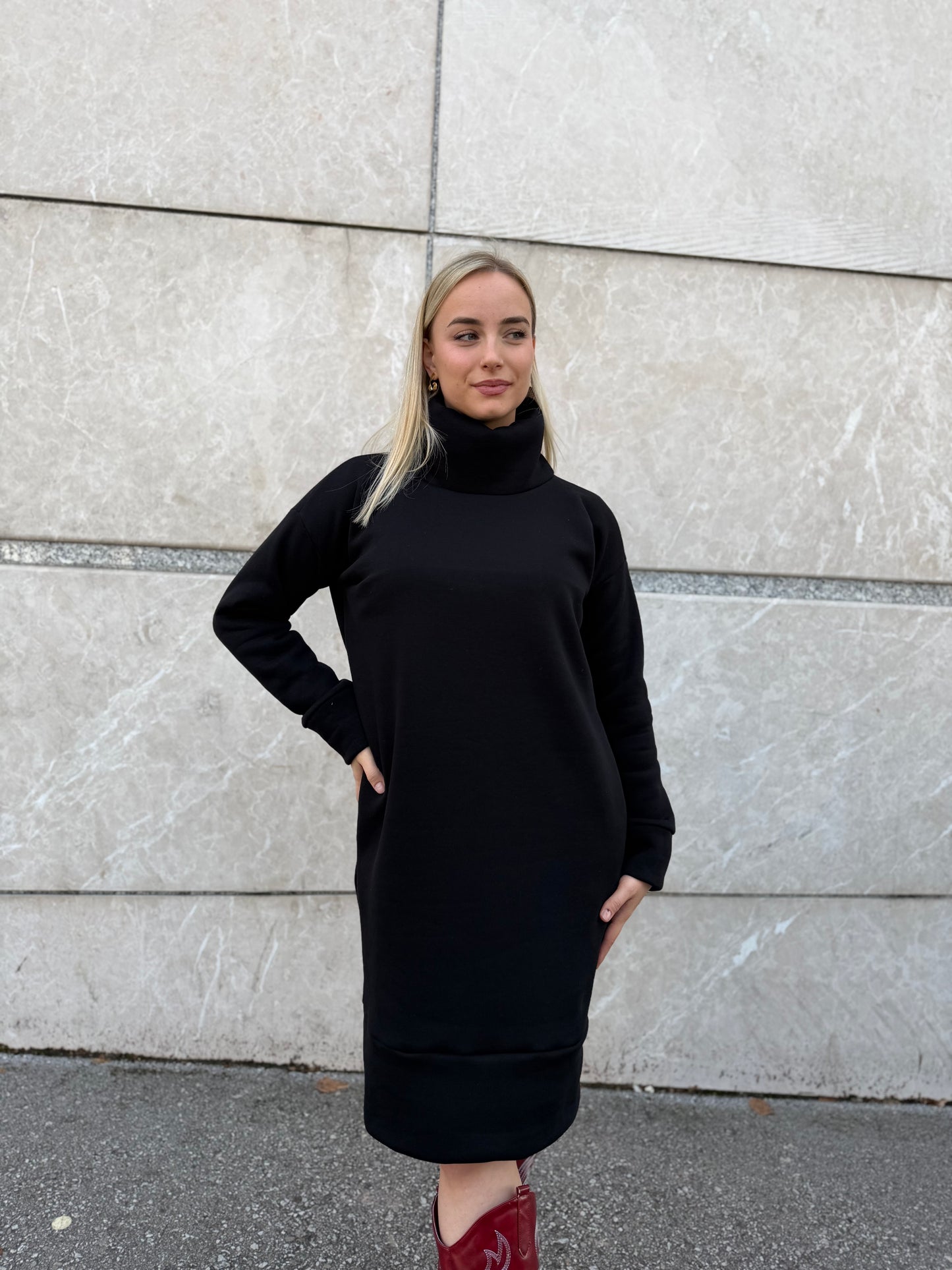 Jasna crna pamučna haljina – 90% pamuk, 10% elastan Bezvremenski kroj i udobnost 