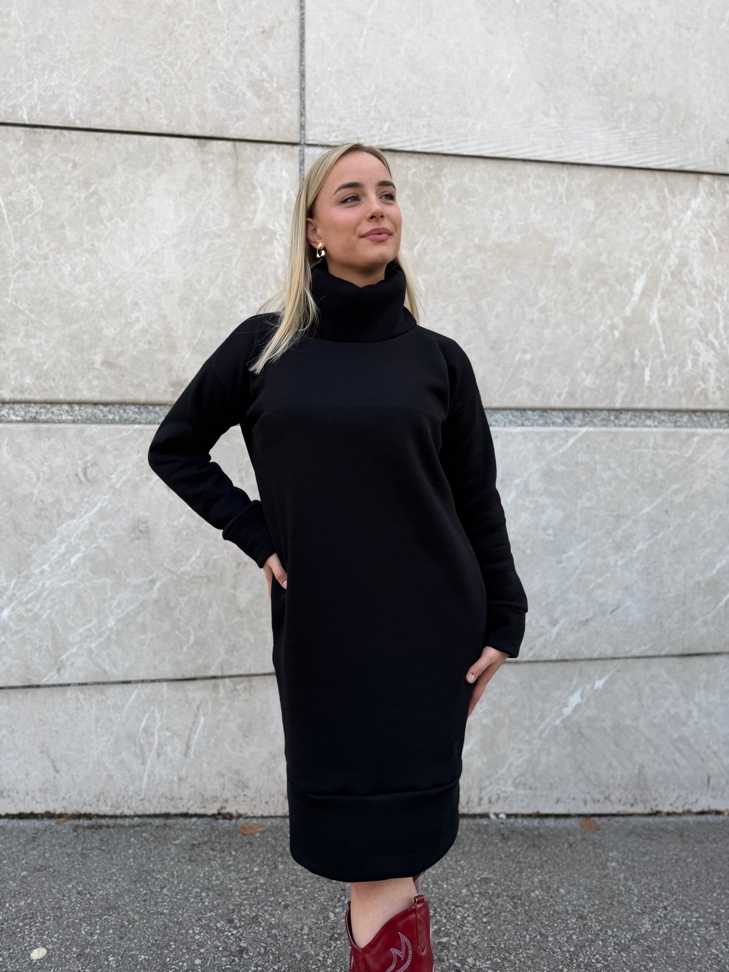 Jasna crna pamučna haljina – 90% pamuk, 10% elastan Bezvremenski kroj i udobnost 