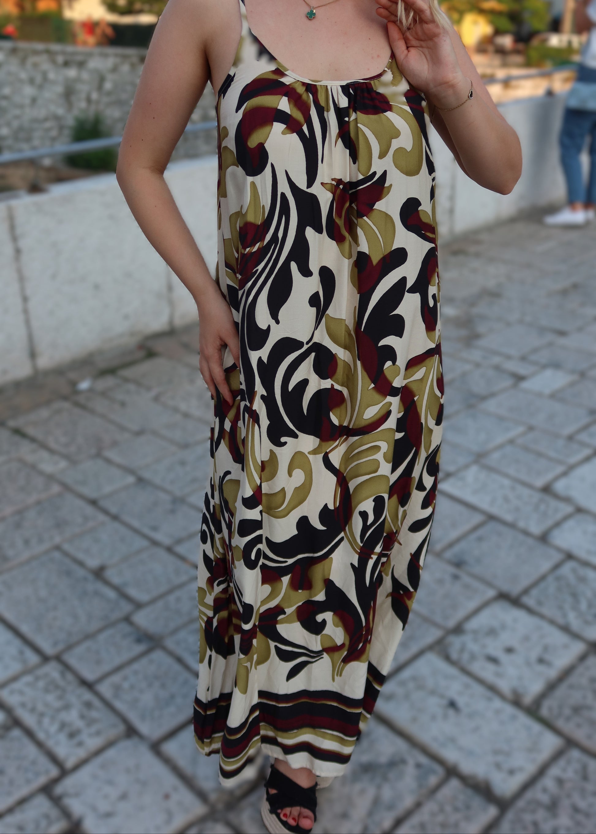 Kimono haljina ornamentalni print – detalj dekoltea
