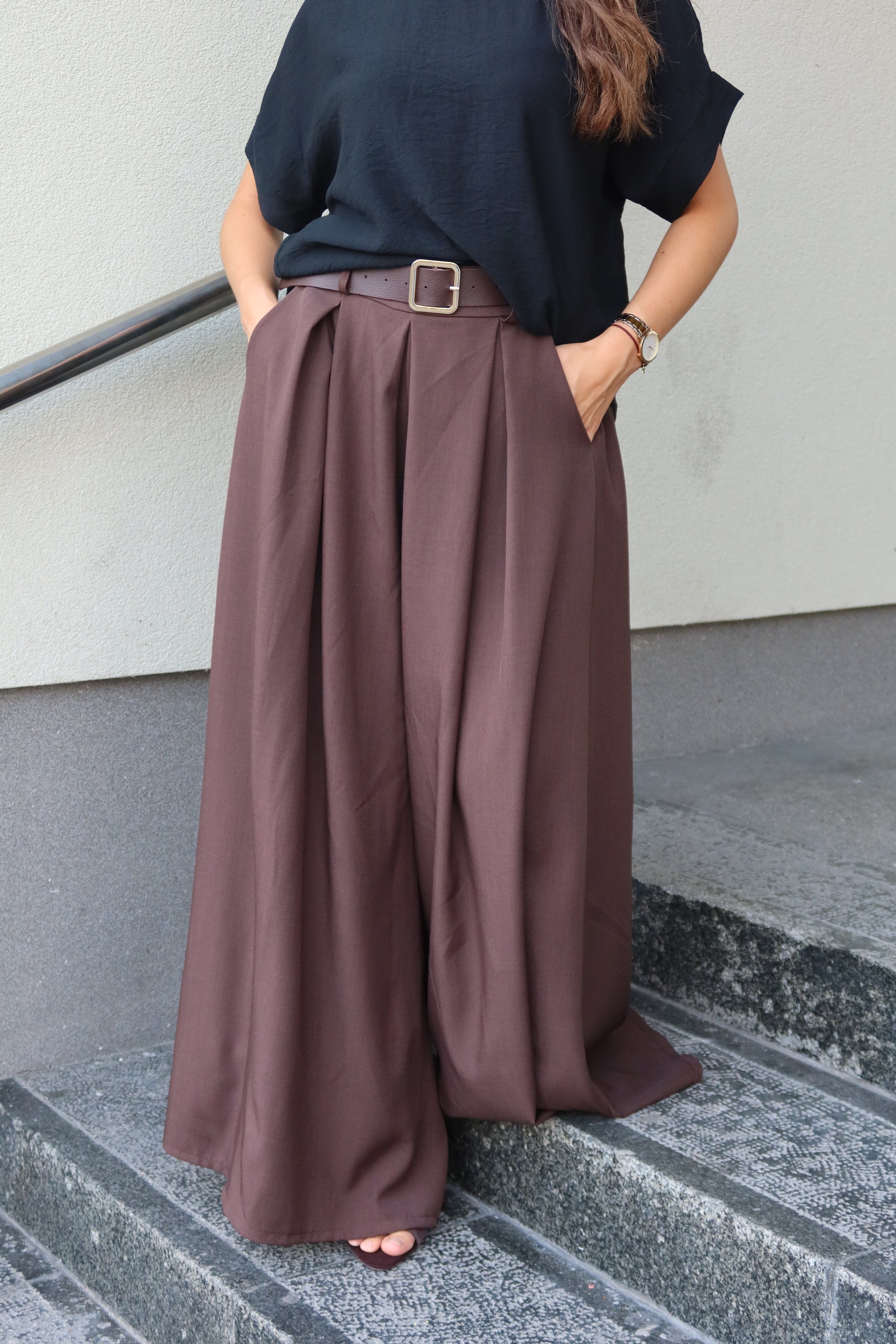 Smeđe pantalone – detalj siluete