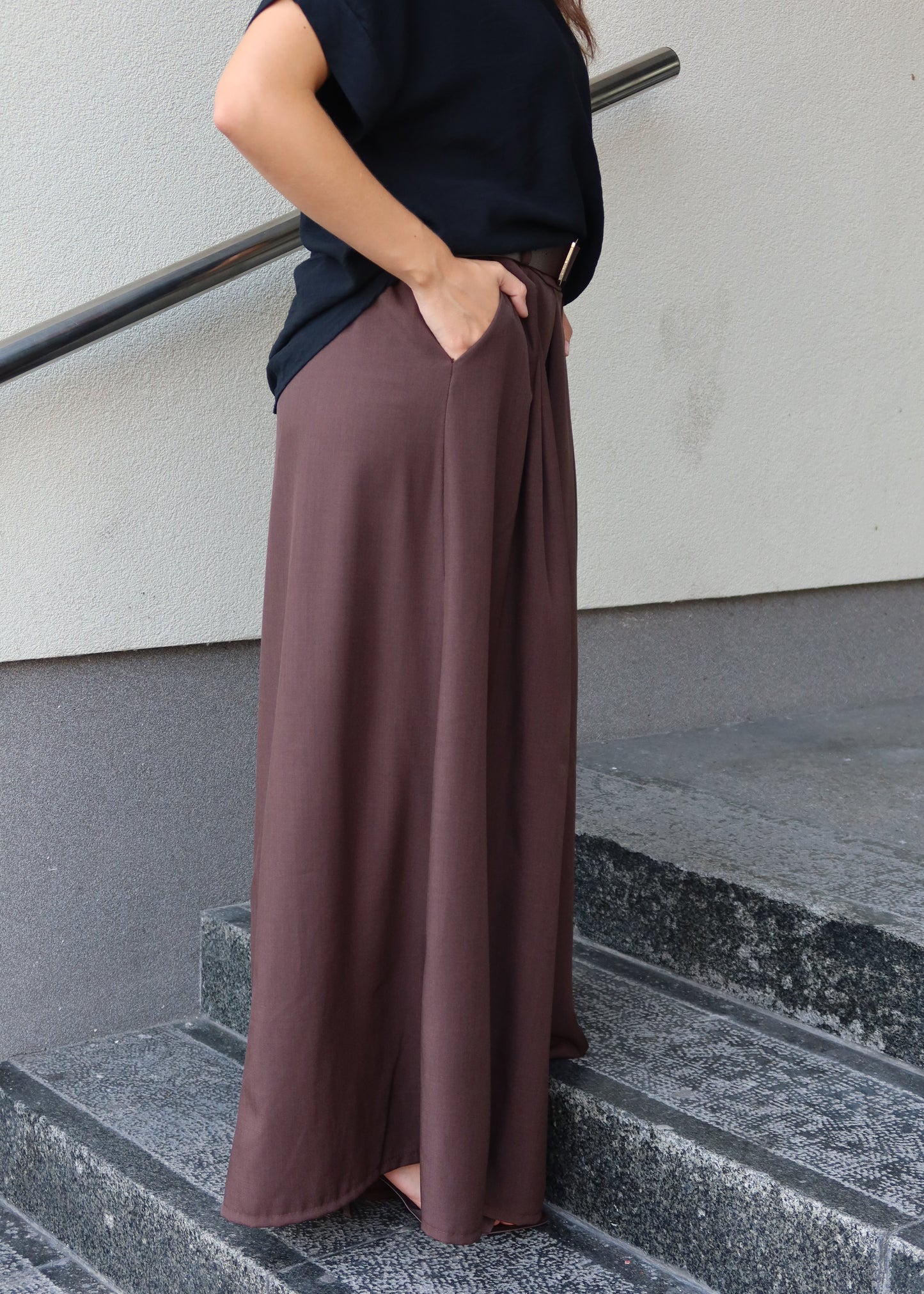 Smeđe široke pantalone s naborima – prednji pogled