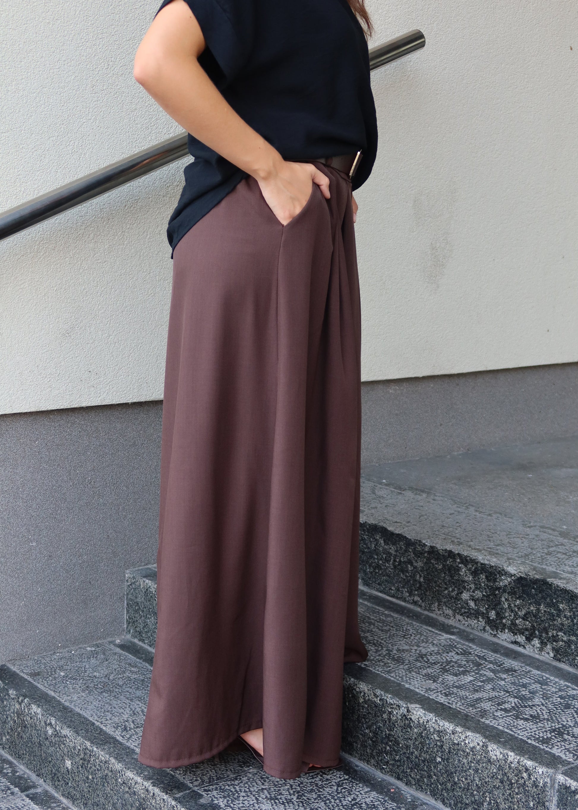 Smeđe široke pantalone s naborima – prednji pogled