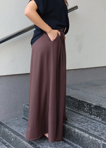 Smeđe široke pantalone s naborima – prednji pogled