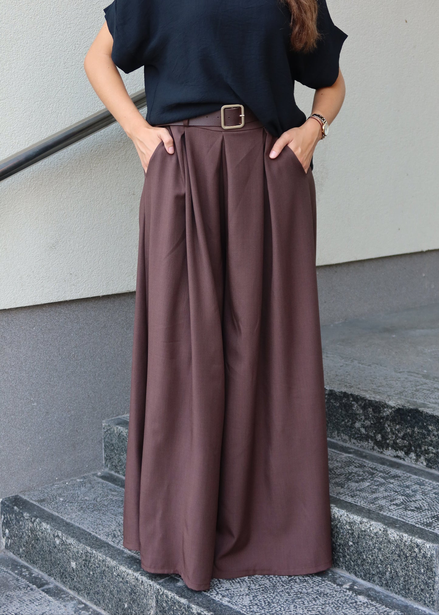 Smeđe široke pantalone s remenom – bočni pogled