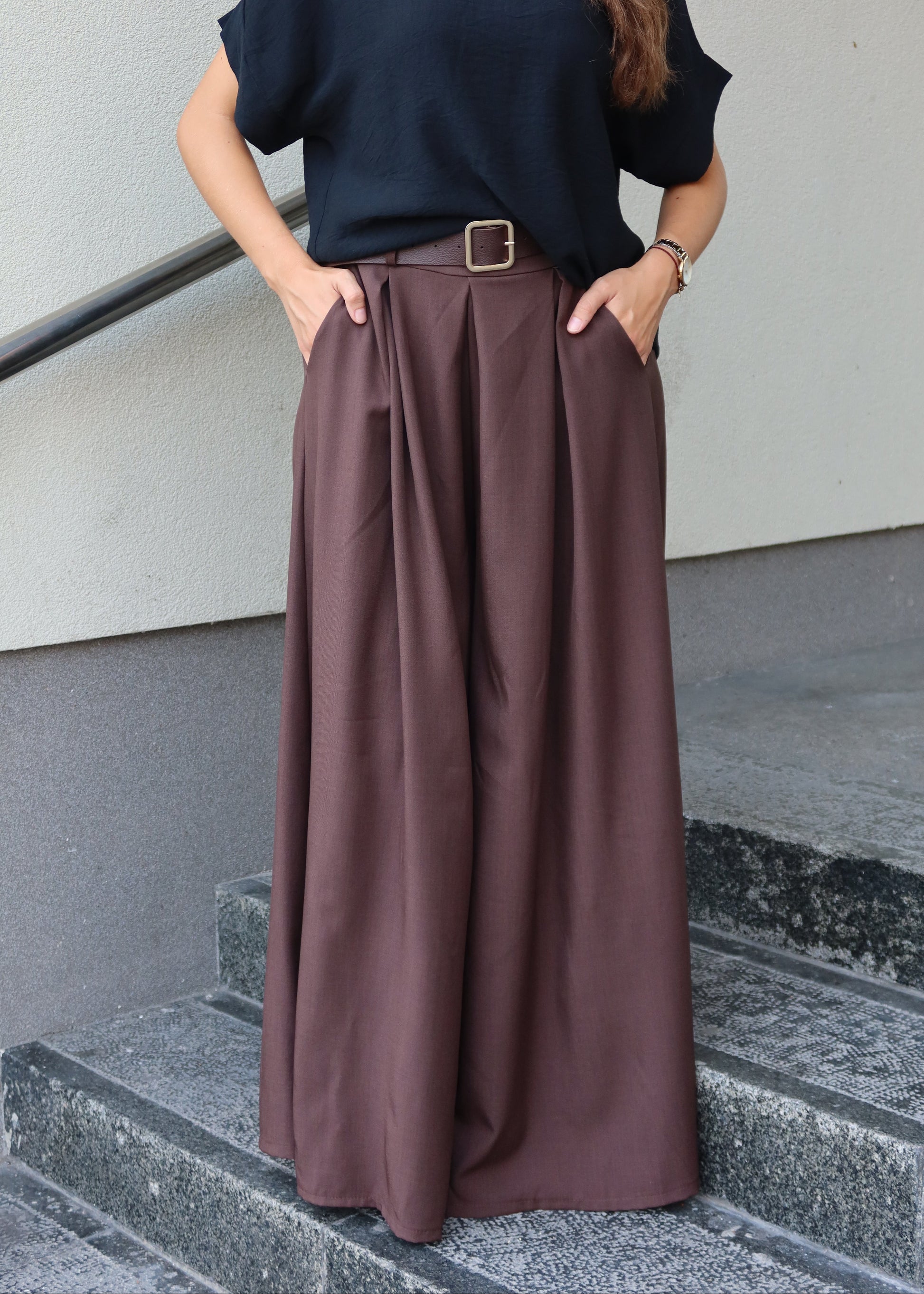 Smeđe široke pantalone s remenom – bočni pogled