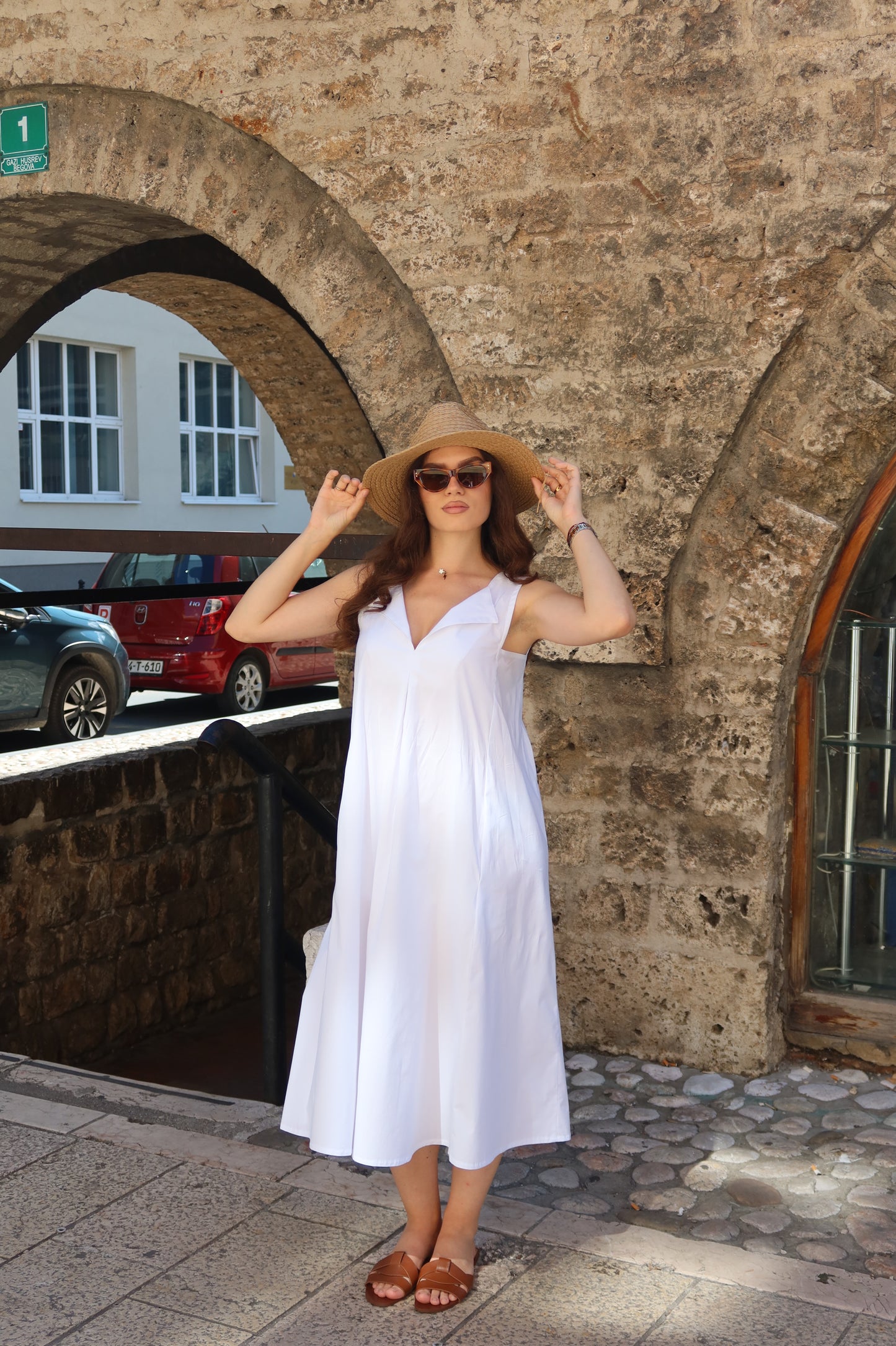 Jana bijela haljina — elegantna silueta ispred historijske fasade