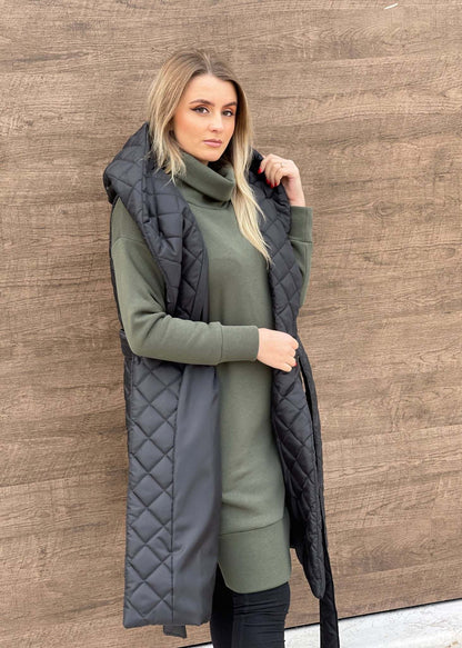 Dugi prsluk s preklopom crni dugi bez rukava ispod koljena elegantan modni detalj