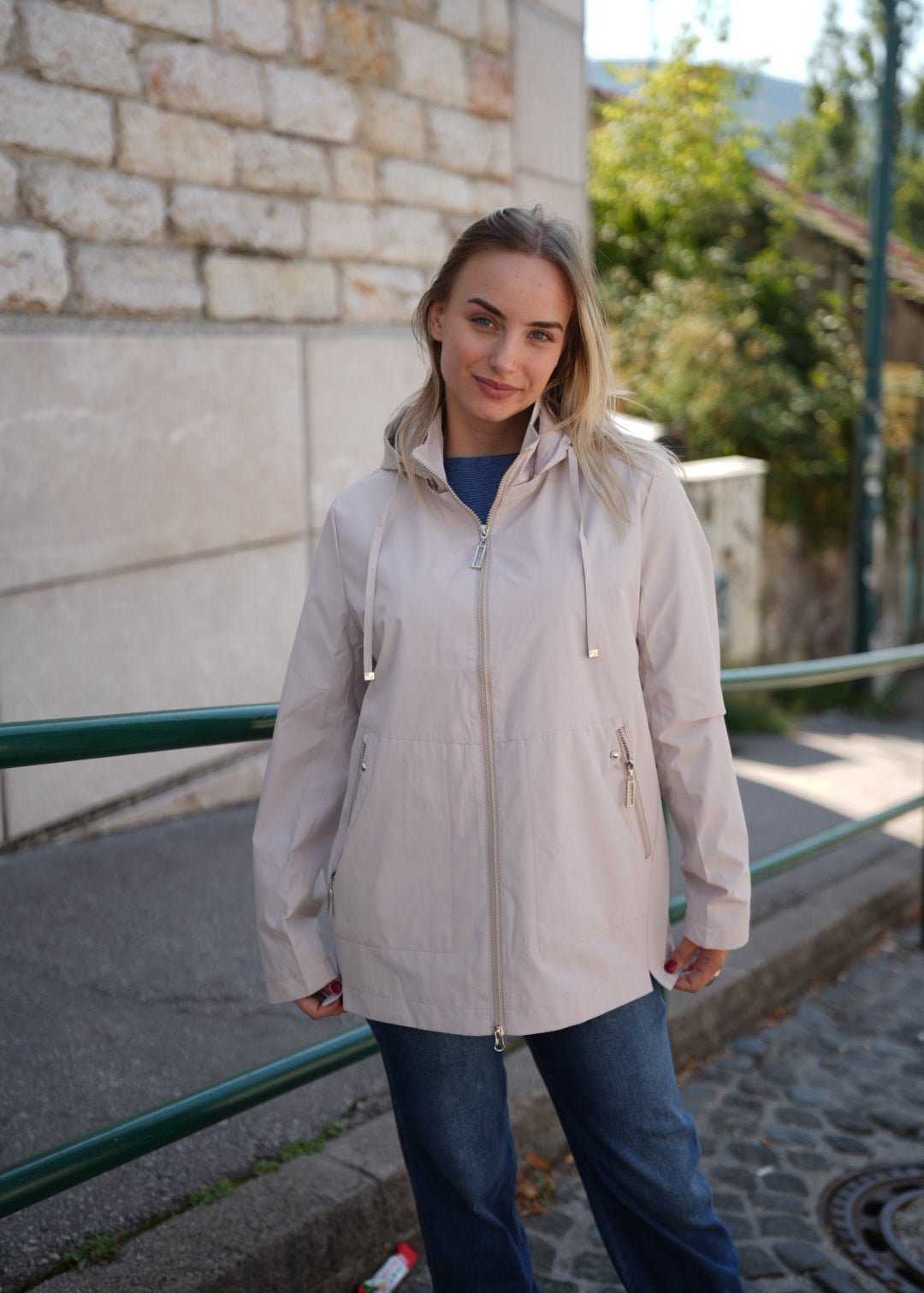 Žena u elegantnoj bež proljetnoj jakni