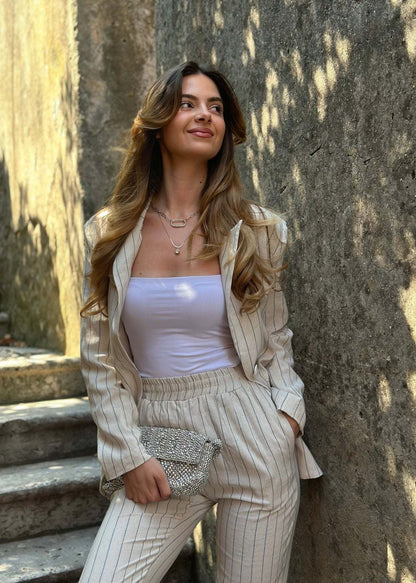 Komplet Elena bež prugasti sako i ravne pantalone s elastičnim strukom za elegantan poslovni izgled