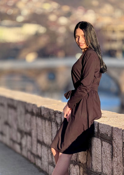  Žena u crnoj asimetricnoj B- Fiume haljini s dugim rukavima  u vanjskom prostoru.