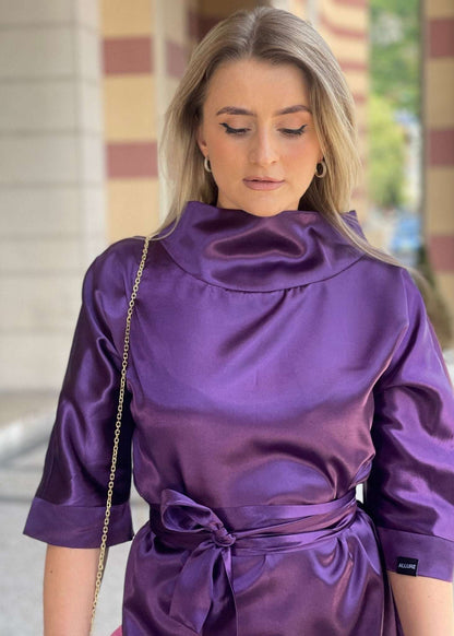 Elegantna satenska ljubičasta midi haljina Revija s okovratnikom i pojasom u struku.