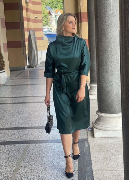 Elegantna satenska zelena midi haljina Revija s okovratnikom i pojasom u struku.